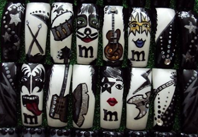 kiss nails